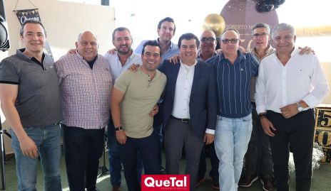  Roberto Aguilar con sus amigos.