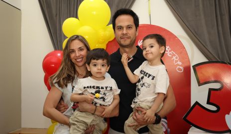  Melissa Compeán y Roberto Berrones con sus hijos Mariano y Roberto.
