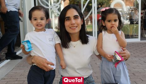  Mariana Rodríguez con sus hijos José Manuel y Marina Iga.