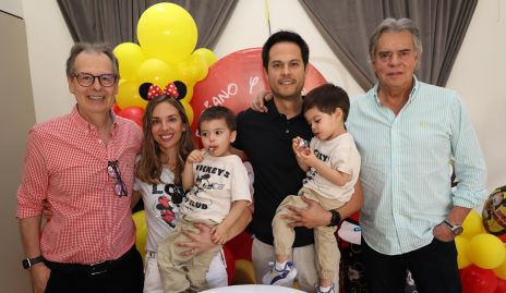  Carlos Compean, Melissa Compean Roberto Berrones, Mariano, Roberto y Roberto Berrones.