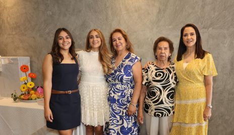  Mariana Villaseñor, Gisell Villaseñor, Irma López, Juanita Compean y Graciela López.