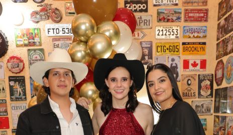 Santiago Ramírez, Marcela Michel y Ana Pao Ramírez.
