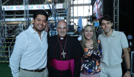  David Hernández, Monseñor Héctor Mario Pérez, Sara Rocha y Josué Emiliano Hernández.