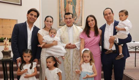 Eugenia Sánchez Rodríguez con sus padrinos Mario Martell y Sandra Villalobos, el padre Rubén Pérez, sus papás Ana Rodríguez y Carlos Sánchez.