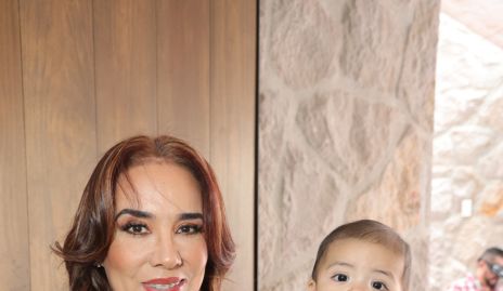 Lorena Herrera con su nieta Eugenia Sánchez.
