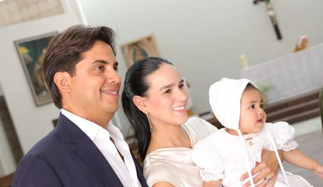  Mario Martell y Sandra Villalobos con su ahijada Eugenia.