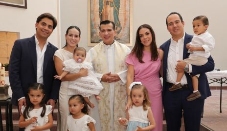 Eugenia Sánchez Rodríguez con sus padrinos Mario Martell y Sandra Villalobos, el padre Rubén Pérez, sus papás Ana Rodríguez y Carlos Sánchez.