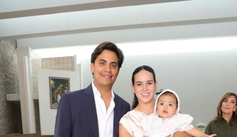  Mario Martell y Sandra Villalobos con su ahijada Eugenia y sus hijas Javiera y Emilia.
