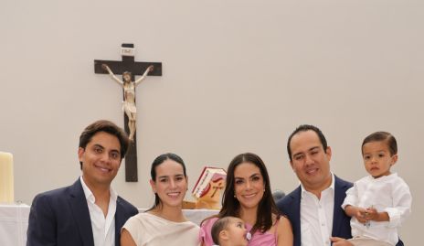  Eugenia Sánchez Rodríguez con sus padrinos Mario Martell y Sandra Villalobos, sus papás Ana Rodríguez y Carlos Sánchez.