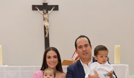  Ana Rodríguez y Carlos Sánchez con sus hijos Eugenia, Lucía y Marcelo.