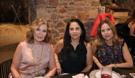  María Amelia Vargas, Alba Altamirano y Maiela Conde.