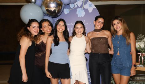  Daniela González con sus mejores amigas.