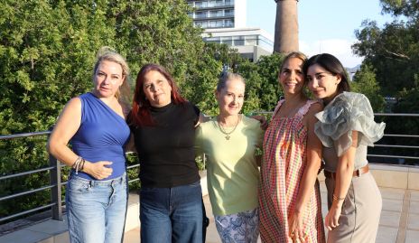  Vanessa Villalba, Ana Mary, Elizabeth Heinze, Elsa Villalba y Daniela López Villalba.