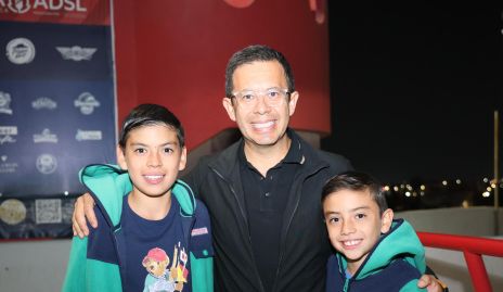  Emmanuel Díaz de León con sus hijos Andrés y Santi.