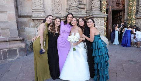  Isabella Castelo con sus amigas.