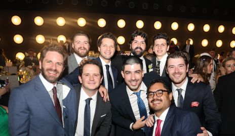  Mario García con sus amigos.