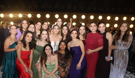  Isabella Castelo con sus amigas.
