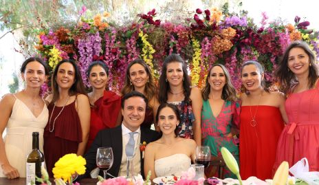  Los novios con sus amigas.