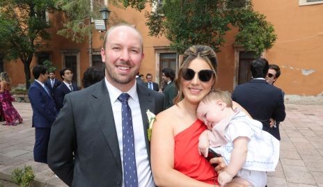  Armando de la Parra y  María José Raymond con su hija Lucía.