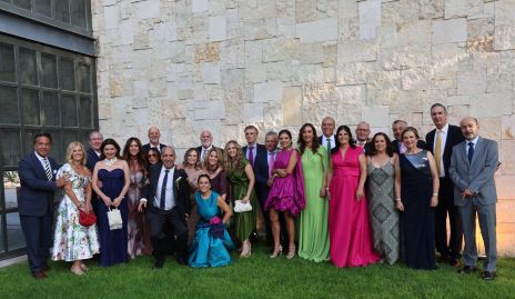  Ricardo Raymond y Laura Acosta con sus amigos de toda la vida.