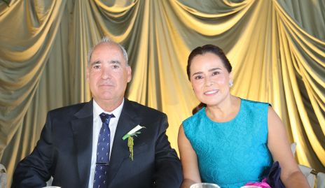  Ricardo Raymond y Laura Acosta, papás del novio.