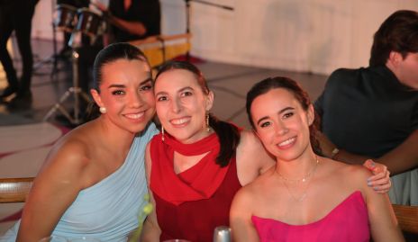  Andrea Ortiz, Cristi Ledezma y Vini Padrón.