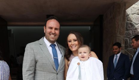  Mauricio Zapata y Fátima Castro con su hijo Mauricio.