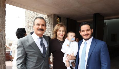  Miguel Castro, Miriam Menchaca y Gustavo Morón con su ahijado Mauricio.