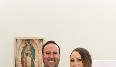  Mauricio Zapata y Fátima Castro con su hijo Mauricio.