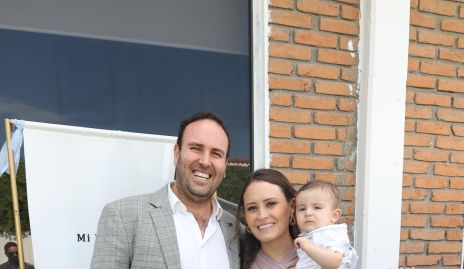  Mauricio Zapata y Fátima Castro con su hijo Mauricio.