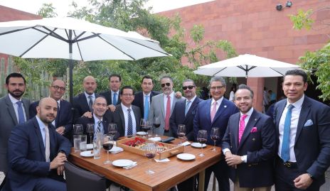 Los socios de la BMA Capítulo San Luis con el Presidente entrante David Castro.