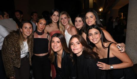  Macarena Anaya con sus amigas de toda la vida.