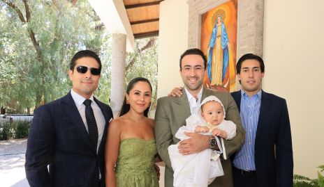  Gabriel con sus padrinos, David Enríquez, Paulina Rodríguez, Rafael Olvera y Rubén Torres.