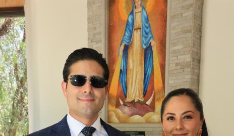  David Enríquez y Paulina Rodríguez con su ahijado Gabriel Torres.