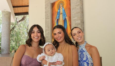  María José San Miguel, Inés López y Patricia San Miguel con Gabriel.