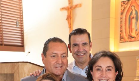  Rafael Olvera, Diana Guel, Oscar Pérez y Renata Olvera con Gabriel.