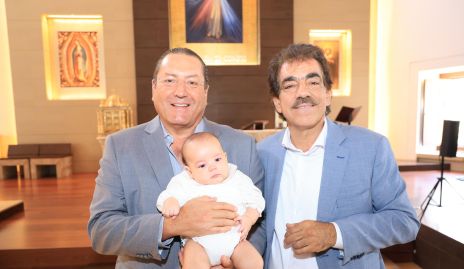  Rafael Olvera y Gabriel Torres con su nieto Gabriel.