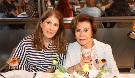  Mónica Hernández y Lupita Vargas .