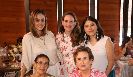  Cris Herrán, Ceci Velasco, Natalia Pulep, Victoria y Sofía Martín Alba.