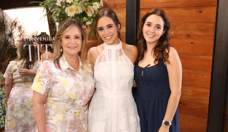  Ingrid Pérez con sus hijas Ingrid y Cynthia De Luna.