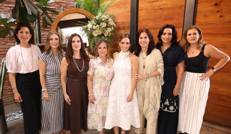 La novia con su mamá y sus tías, Claudia Pozos, Sandra, Edith e Ingrid Pérez, Ingrid De Luna, Susana Jonguitud, Alejandra Alcalde y Paola Vázquez.