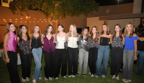  Alexia, Sofía, Andrea, Vale V., Sofi, Ana Pau, Vale Z. y Alexa en su despedida con sus amigas.