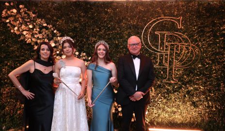   Pita Padilla, Presidenta de la Comisión de Sociales, Isabella López, Reina del Club Deportivo Potosino, Mónica Chevaile Sánchez, Reina saliente y Vicente Ruiz, Presidente del Consejo de Administración del Club Deportivo Potosino.
