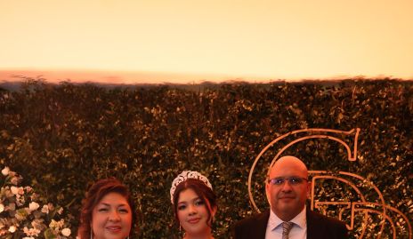  Carolina Zavala y Alejandro López con su hija Isabella.