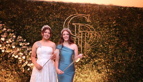  Isabella López, Reina del Club Deportivo Potosino y Mónica Chevaile Sánchez, Reina saliente.