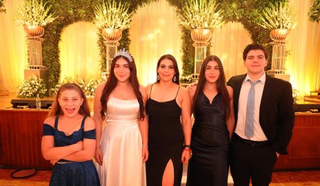  Abeer Dayub con sus hijos Regina, Dalel, Abeer y Jesús Abraham.