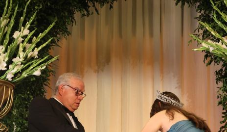  Vicente Ruiz Rodríguez, Presidente del Consejo de Administración y Mónica Chevaile, Reina saliente, coronan a Isabella López Zavala como Reina del Club Deportivo Potosino 2026-2027.