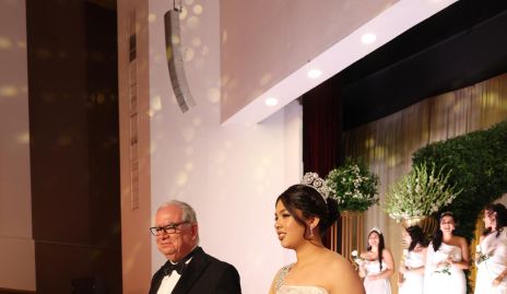  Vicente Ruiz Rodríguez, Presidente del Consejo de Administración e Isabella López Zavala, Reina del Deportivo iniciando el vals.