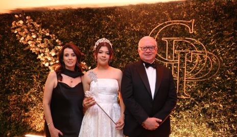   Pita Padilla, Presidenta de la Comisión de Sociales, Isabella López Zavala, Reina del Club Deportivo Potosino y Vicente Ruiz, Presidente del Consejo de Administración del Club Deportivo Potosino.