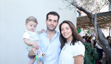  Pablo Zendejas y Nayelli Maya con su hijo Pablo.